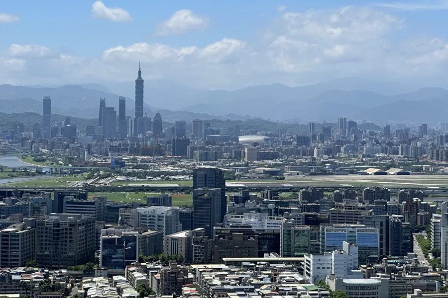 Vista del centro de Taipéi desde el distrito de Neihu, en el norte de la ciudad