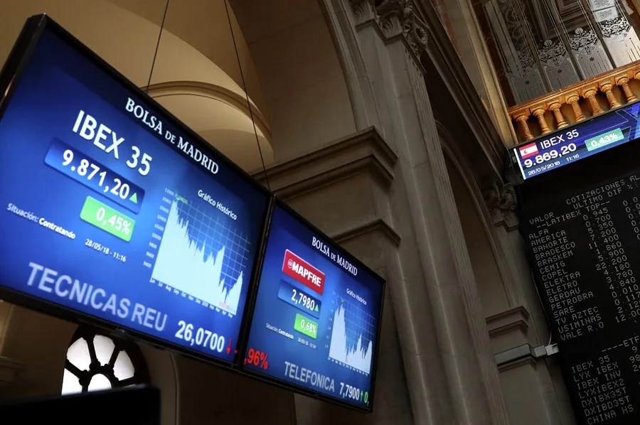 Vista de un panel que muestra la evolución del IBEX 35.
