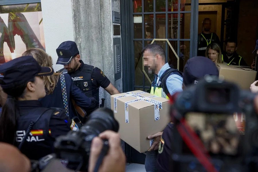 Agentes de la Policía Nacional registran la oficina del expresidente del Gobierno José Luis Rodríguez Zapatero