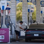 Un hombre reposta gasolina en una estación Chevron de Los Ángeles