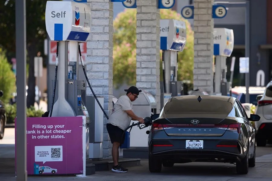 Un hombre reposta gasolina en una estación Chevron de Los Ángeles