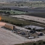 Una fotografía aérea tomada con un dron muestra gases quemándose cerca de tanques de almacenamiento de petróleo y una plataforma de perforación cerca de Karnes City