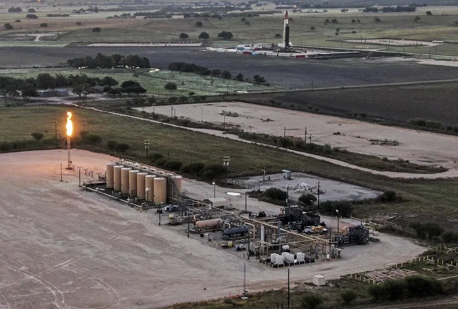 Una fotografía aérea tomada con un dron muestra gases quemándose cerca de tanques de almacenamiento de petróleo y una plataforma de perforación cerca de Karnes City