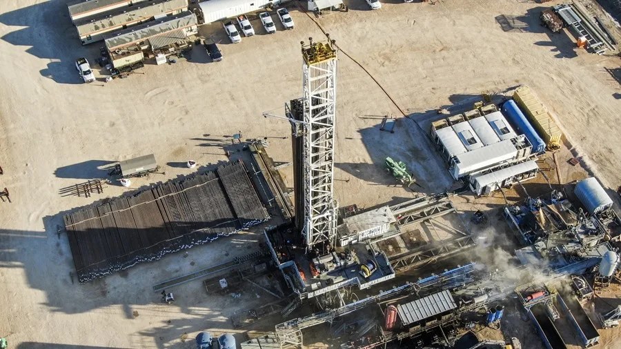 Una fotografía aérea tomada con un dron muestra una plataforma de perforación cerca de Karnes City, Texas