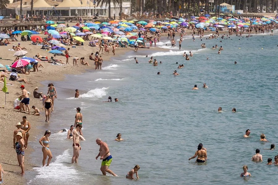 Playa de la Malagueta, en una imagen de ayer.