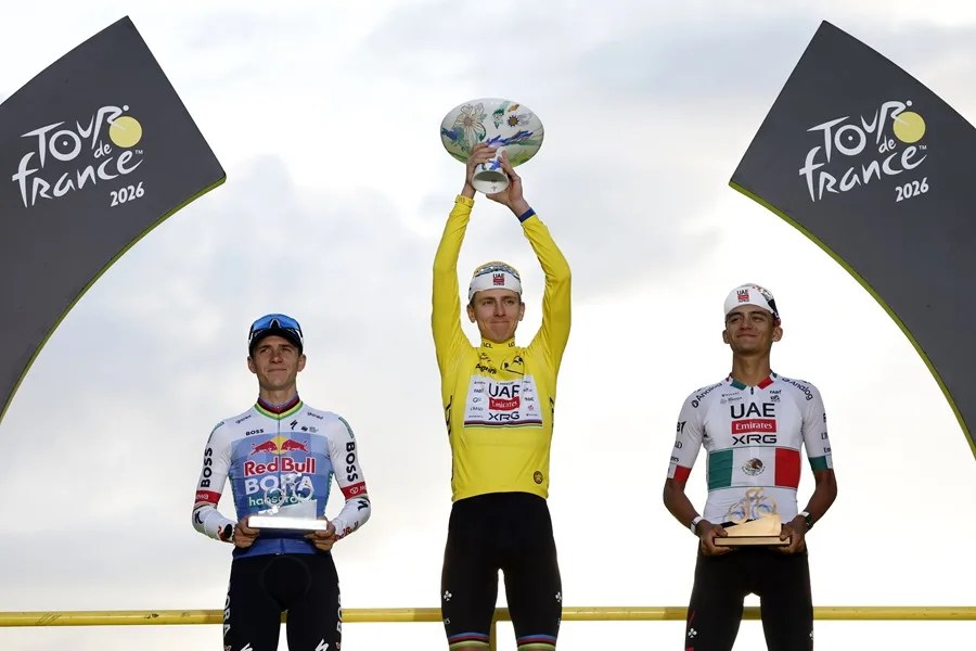 Remco Evenepoel (Red Bull - Bora - Hansgrohe), segundo en la clasificación general; el ciclista esloveno Tadej Pogacar (UAE Team Emirates XRG), ganador de la general; y el ciclista mexicano Isaac del Toro