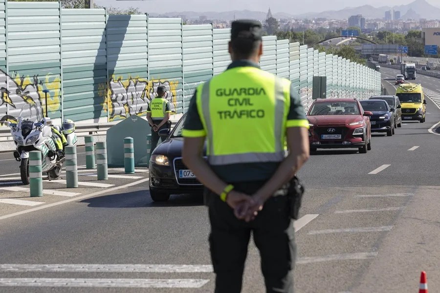 Agentes de la Agrupación de Tráfico de la Guardia Civil de Murcia, durante un control de la Operación Especial de Tráfico Verano 2026 este viernes.