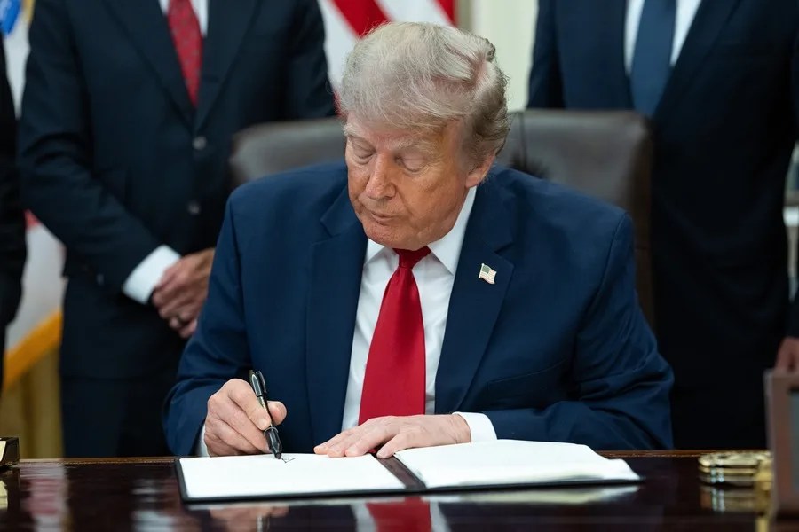 Trump impone aranceles del 50 % a la mayoría de las importaciones procedentes de Canadá