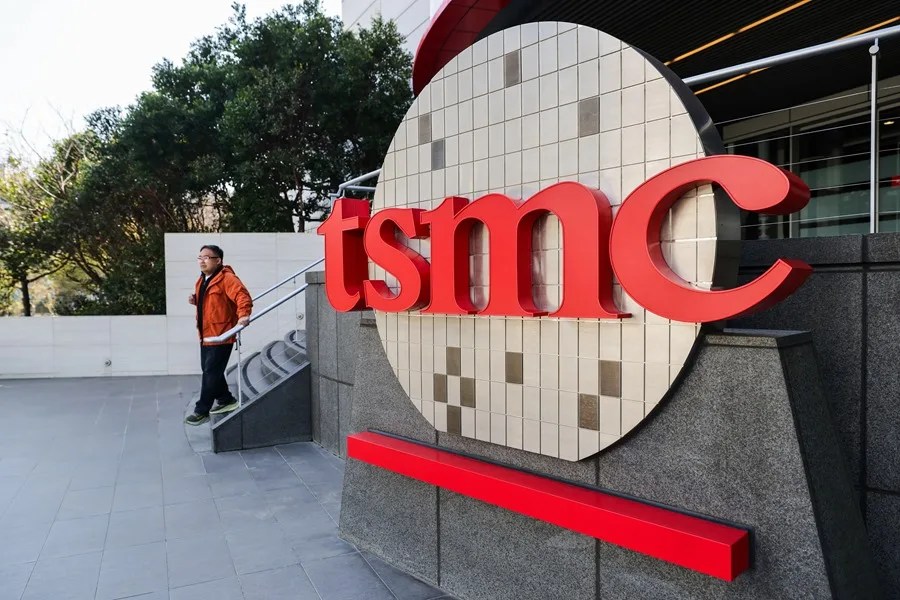 Una persona pasa junto al logotipo de TSMC (Taiwan Semiconductor Manufacturing Company Limited) frente a su edificio de oficinas en Hsinchu, Taiwán