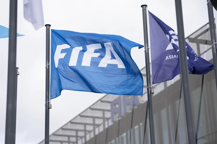 una bandera de la FIFA frente a la sede del organismo antes del sorteo de la repesca para la Copa Mundial de la FIFA 2026