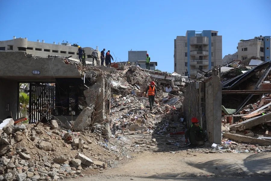 Fotografía que muestra escombros de un edificio dañado por los terremotos en La Guaira.