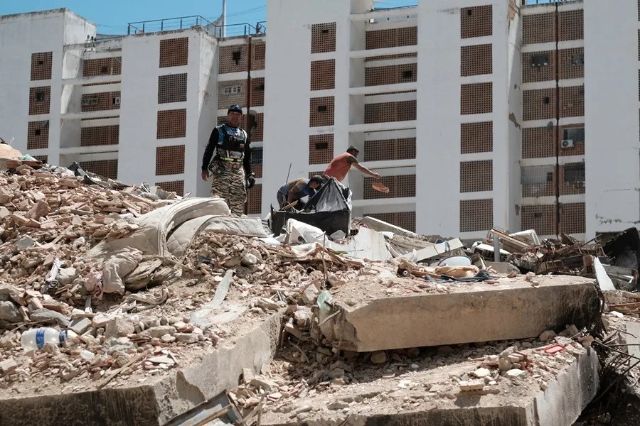 Voluntarios trabajan en la retirada de escombros tras los dos terremotos de magnitudes 7,2 y 7,5 en la escala de Richter