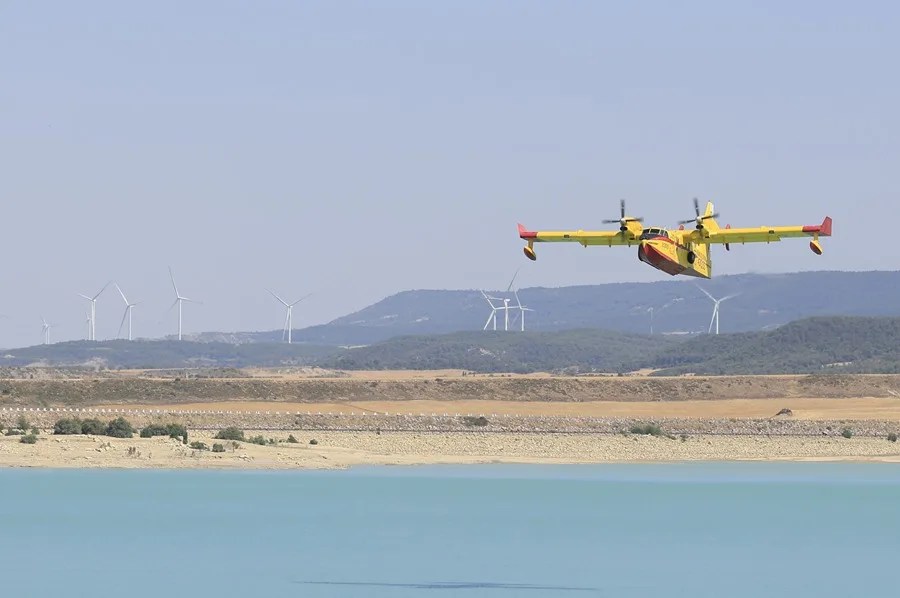 Labores de extinción del incendio forestal de Orés