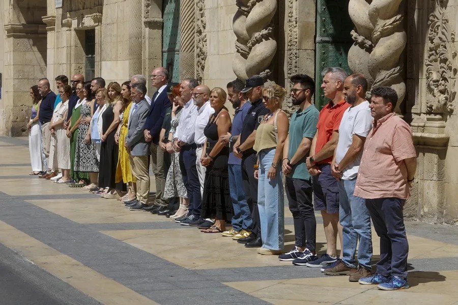 Vista general de los tres minutos de silencio por las dos mujeres fallecidas ayer en un posible caso de violencia machista en la partida de la Cañada de Fenollar.