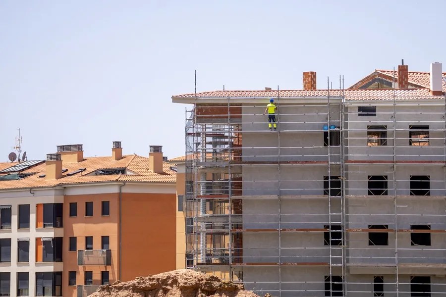 Un operario de un edificio en construccion, este viernes en Teruel.