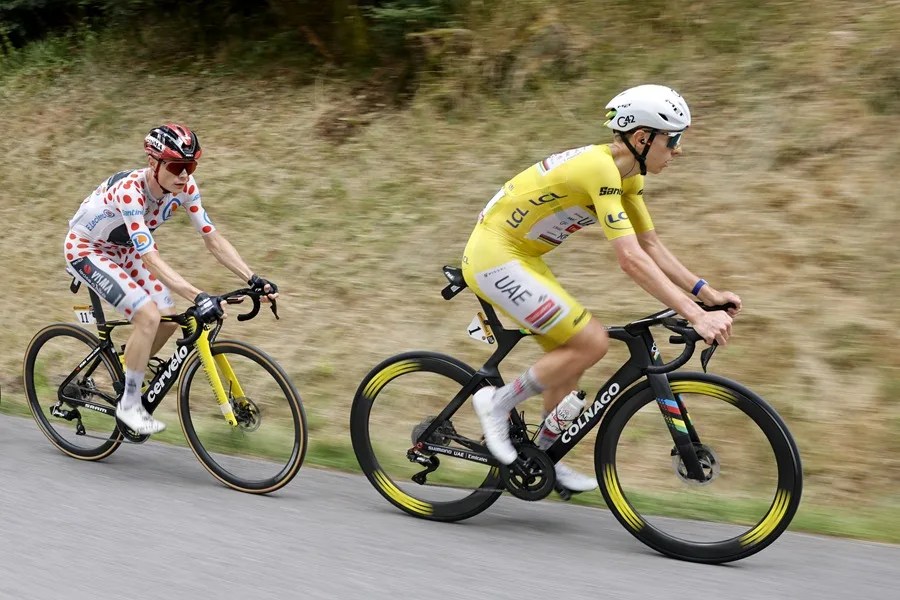 Jonas Vingegaard (L) y Tadej Pogacar