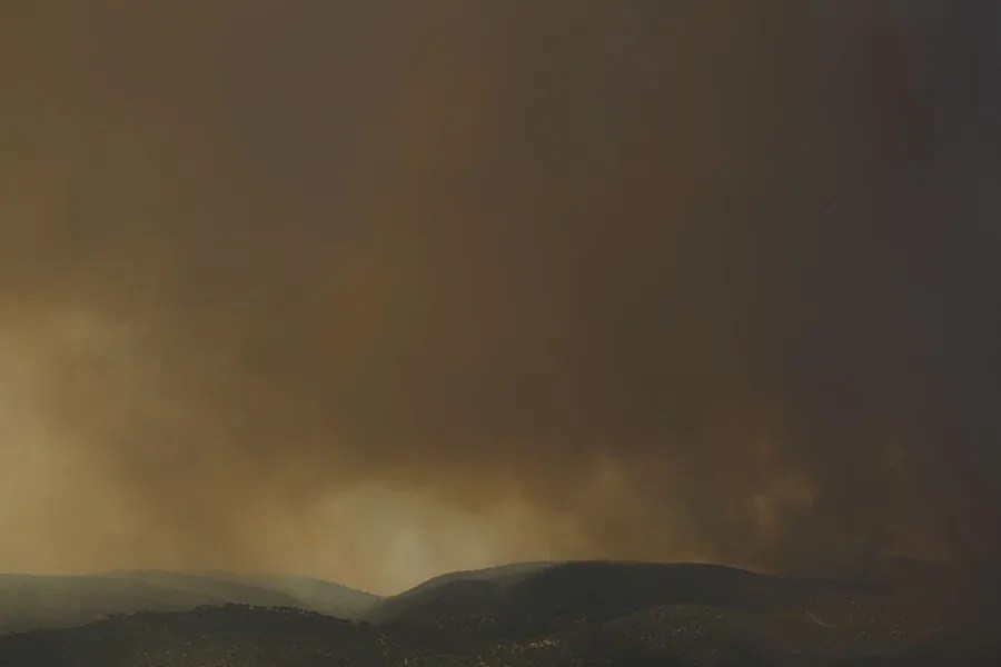 Columna de humo producida por el incendio que se mantiene activo en la localidad madrileña de Pelayos de la Presa