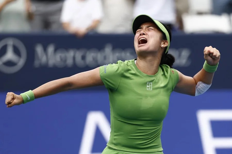 Eala remonta a Pegula y estrena su palmarés en Washington