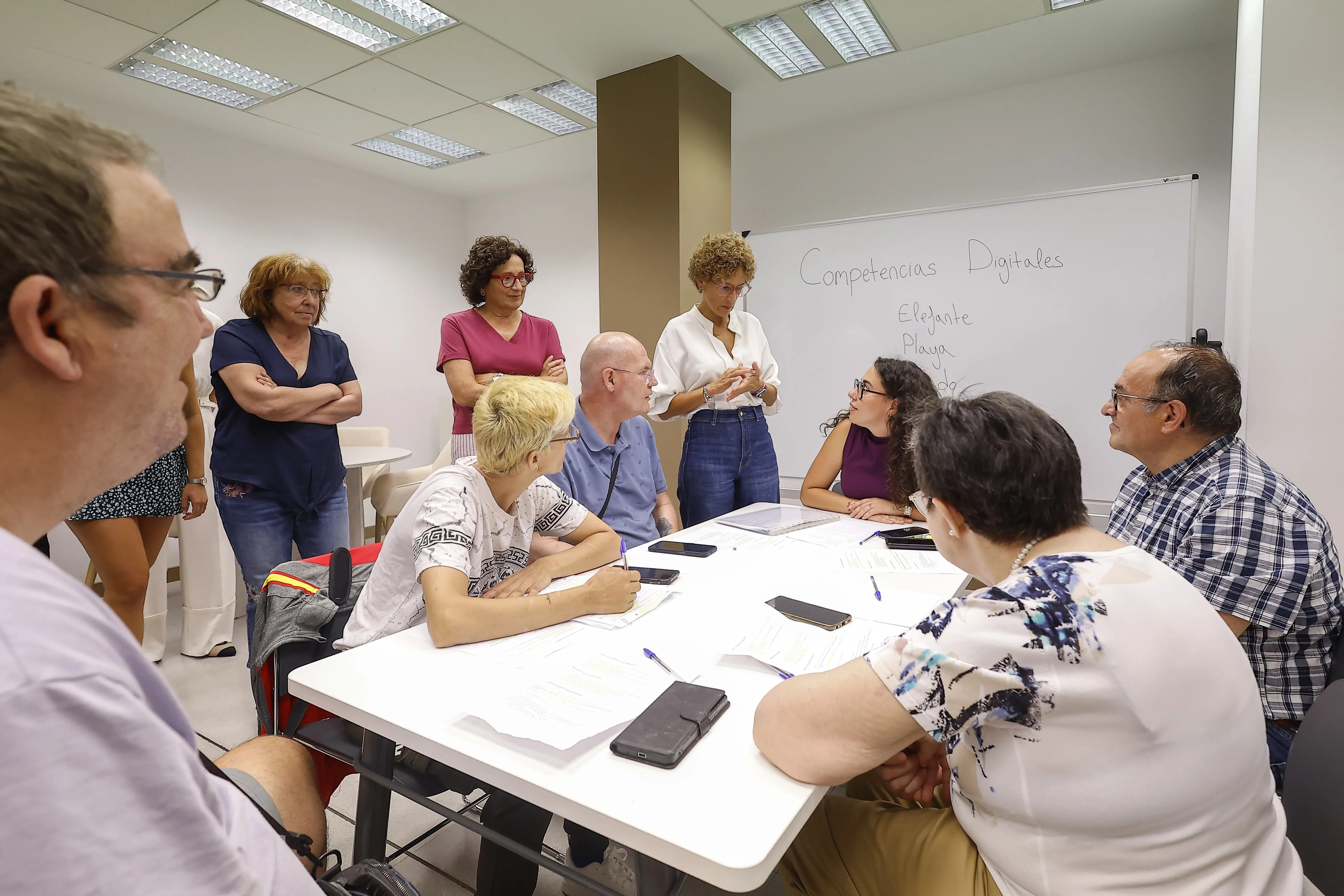 Imágenes de la visita de la presidenta navarra María Chivite al Centro de Rehabilitación Psicosocial Baztán, en el barrio pamplonés de San Jorge