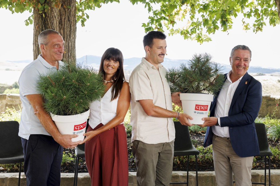 Imágenes de la presentación en Legarda de un proyecto para regenerar terreno afectado por incendios forestales
