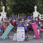 Bilboko Kompartsak ha presentado en el Arenal de Bilbao el montaje de las txosnas y el programa de actividades para la próxima Aste Nagusia de Bilbao. EFE/ Miguel Toña
