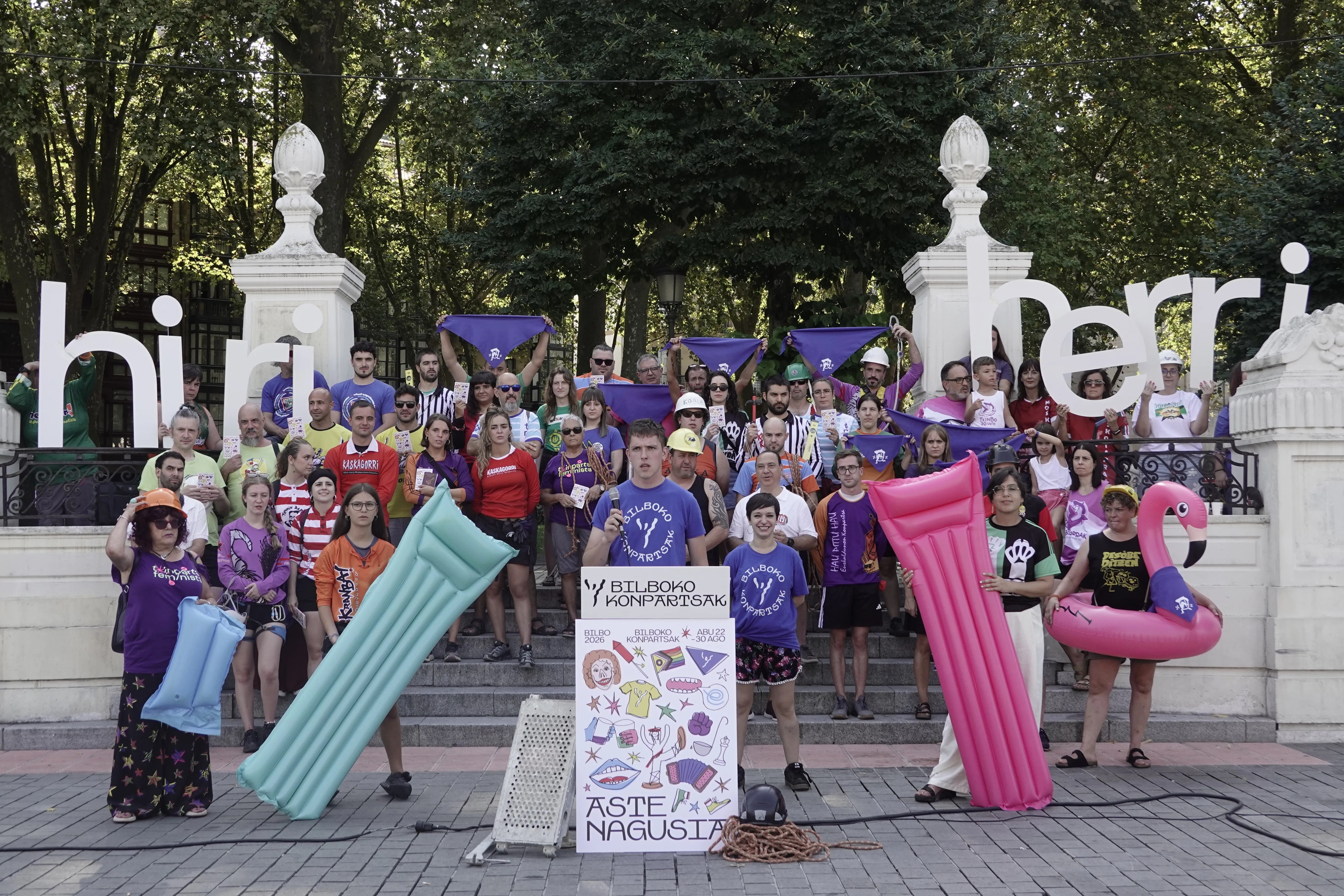 Bilboko Kompartsak ha presentado en el Arenal de Bilbao el montaje de las txosnas y el programa de actividades para la próxima Aste Nagusia de Bilbao. EFE/ Miguel Toña