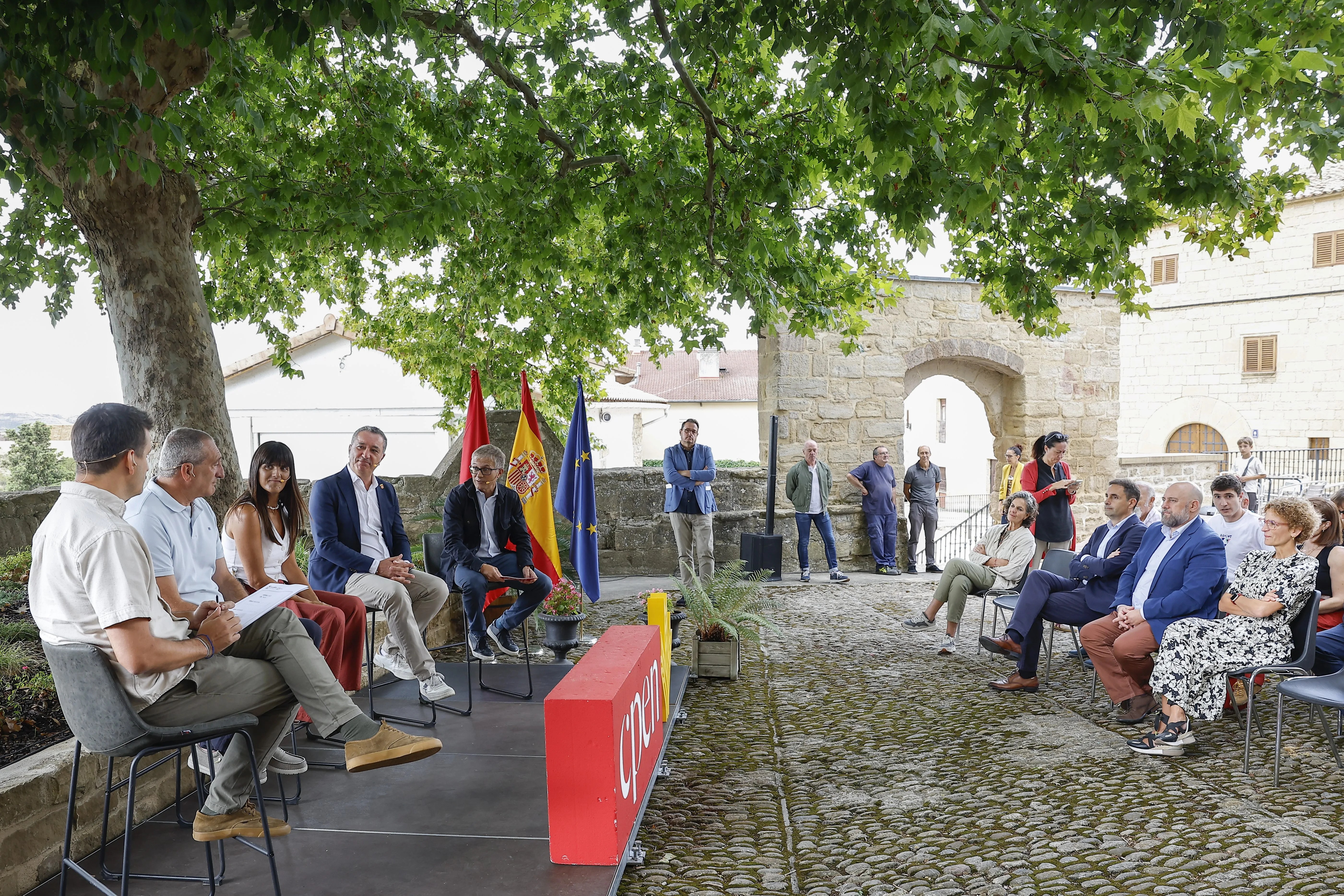 Imágenes de la presentación en Legarda de un proyecto para regenerar terreno afectado por incendios forestales