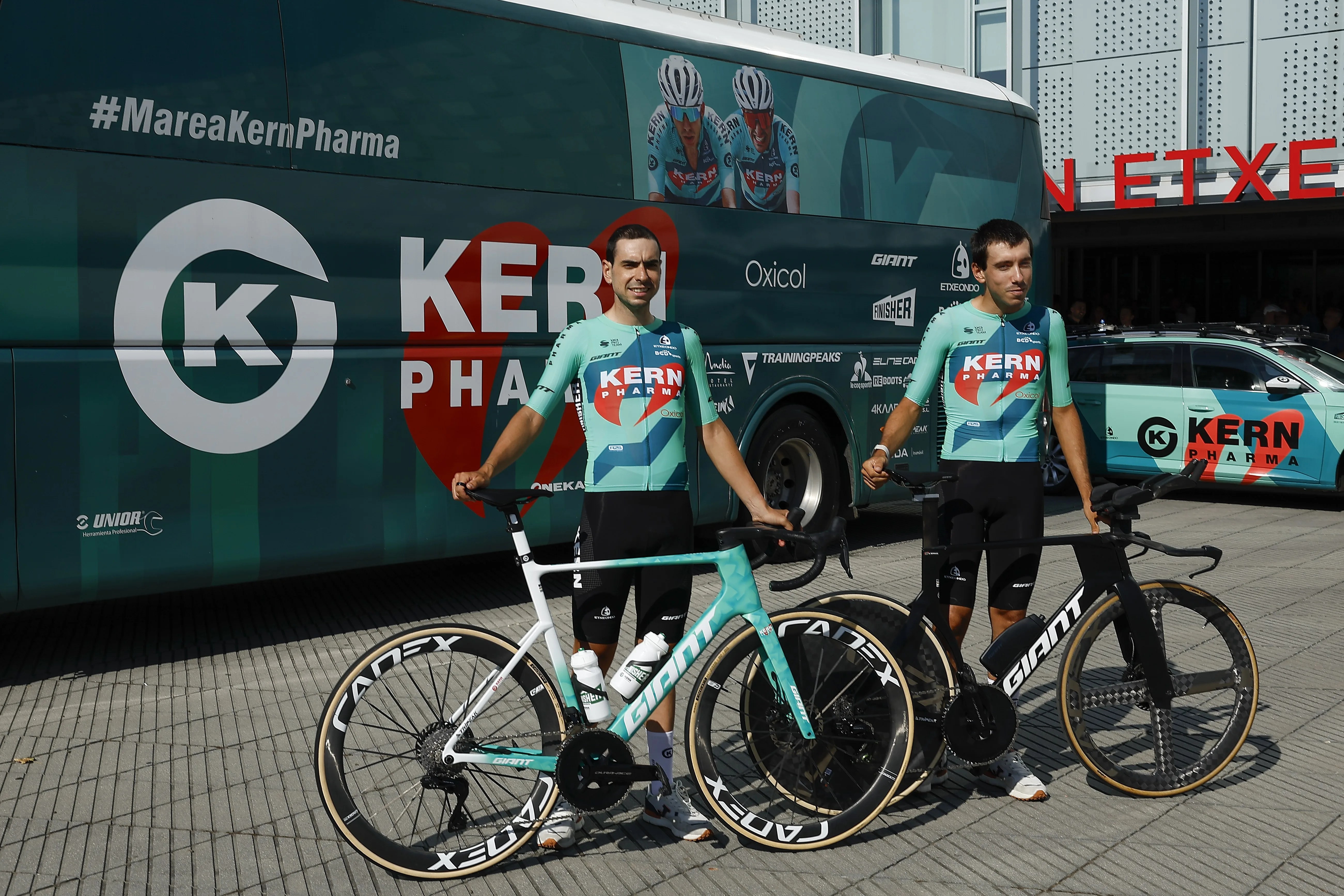 Imagen de la presentación del equipo ciclista Kern Pharma, que participará desde esta semana en la Vuelta a España