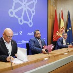 Imagen del portavoz, Javier Remírez (c), y los consejeros del Gobierno de Navarra Carlos Gimeno (i) y Juan Luis García (d) tras la sesión semanal del Ejecutivo foral