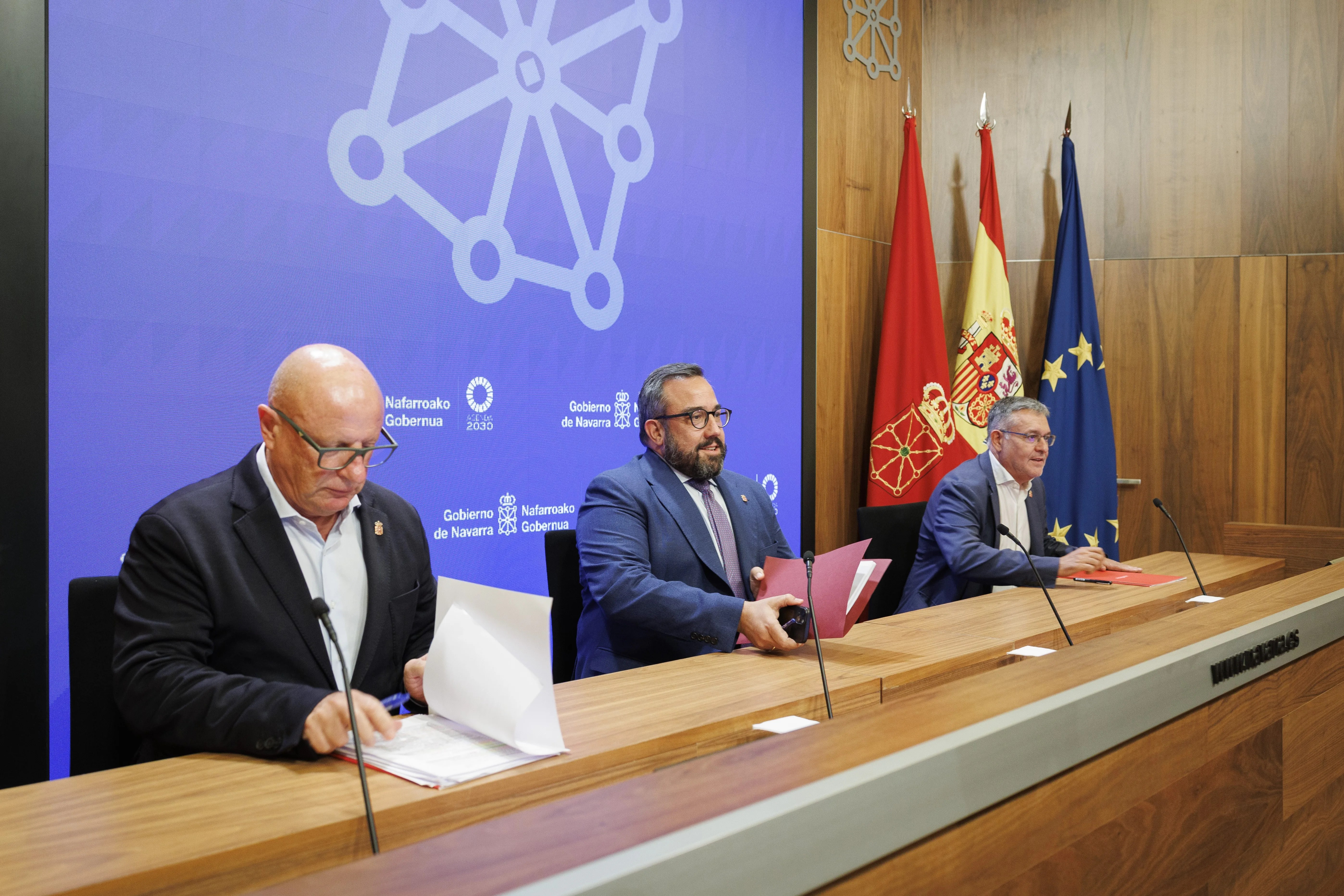Imagen del portavoz, Javier Remírez (c), y los consejeros del Gobierno de Navarra Carlos Gimeno (i) y Juan Luis García (d) tras la sesión semanal del Ejecutivo foral
