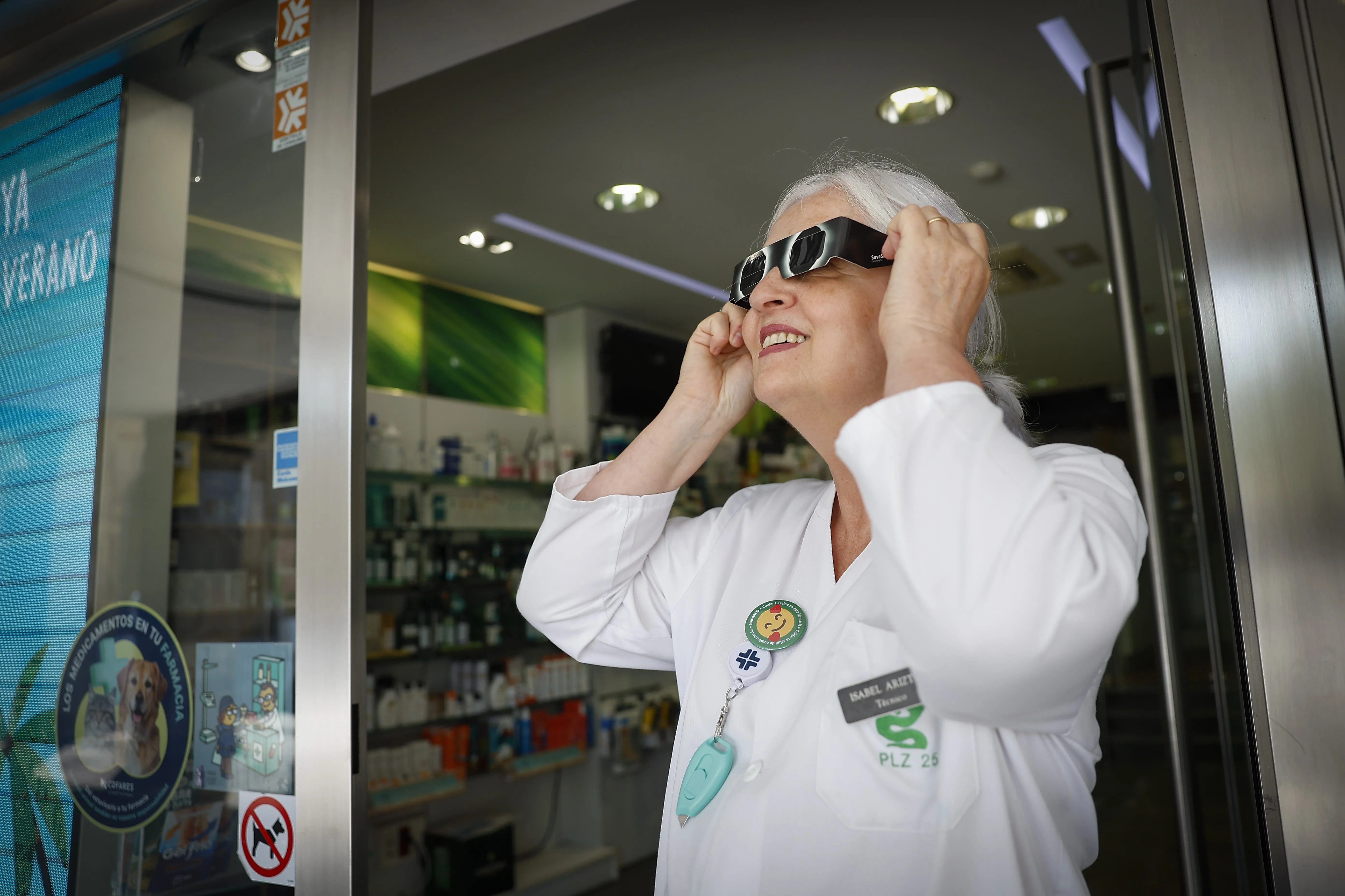Imágenes de los preparativos para observar el eclipse solar en Pamplona