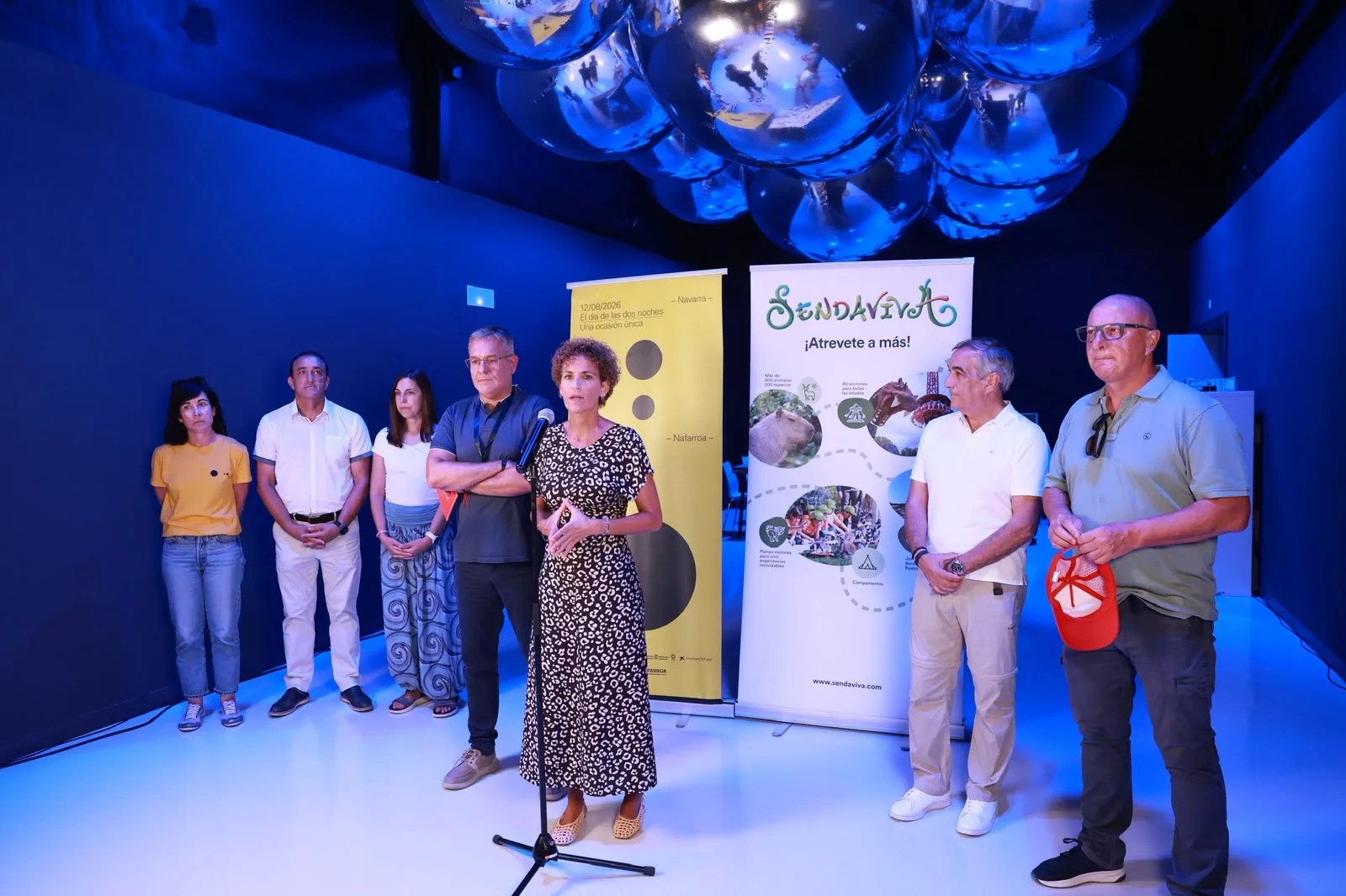 Imagen cedida de la presidenta Chivite con consejeros en la jornada divulgativa del eclipse solar en Sendaviva