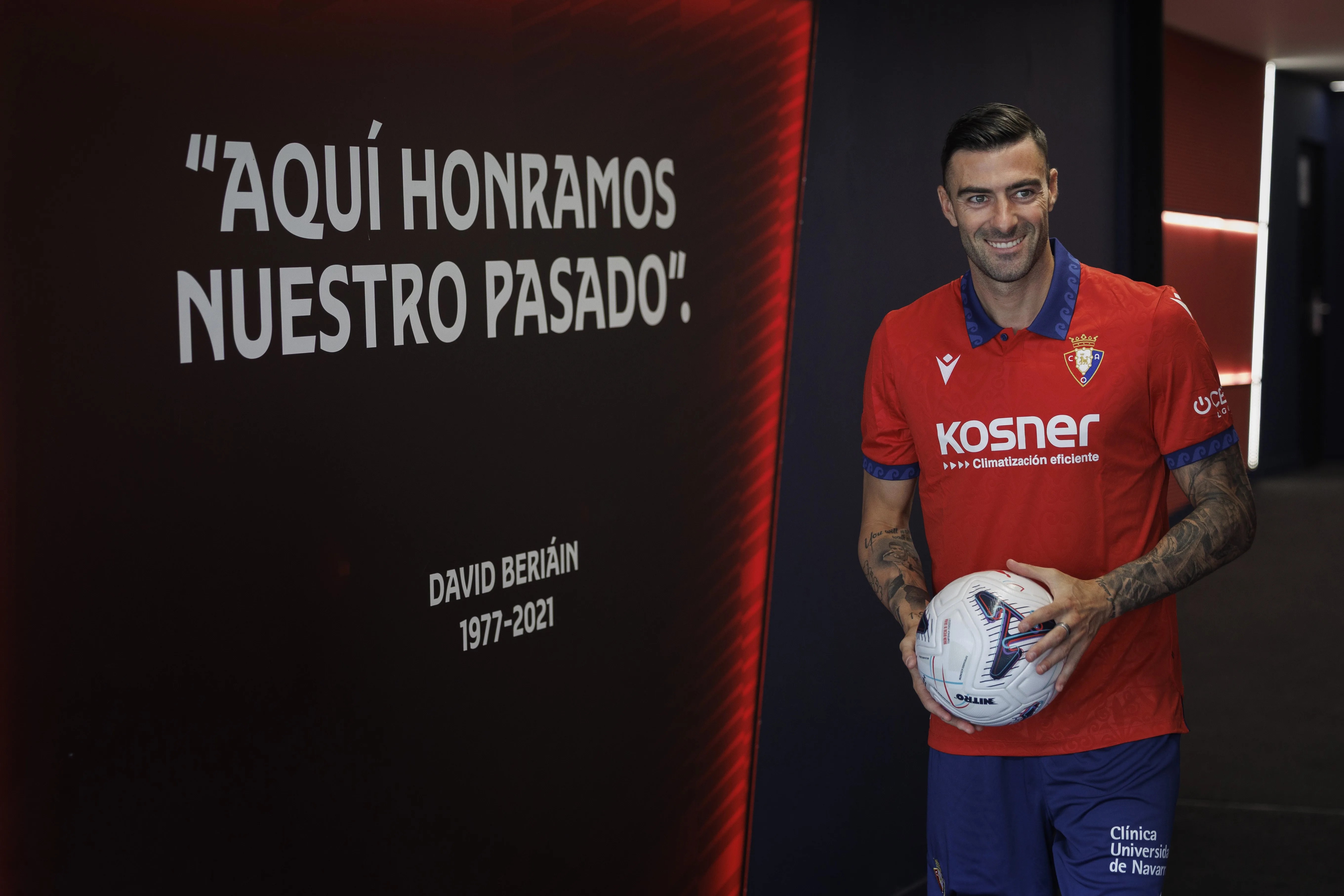 Imagen de la presentación de Rico como nuevo jugador de Osasuna