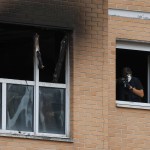 Imágenes del edificio de Burlada que ha sufrido un incendio y desde cuyo tercer piso se ha precipitado un niño de 10 años que está grave