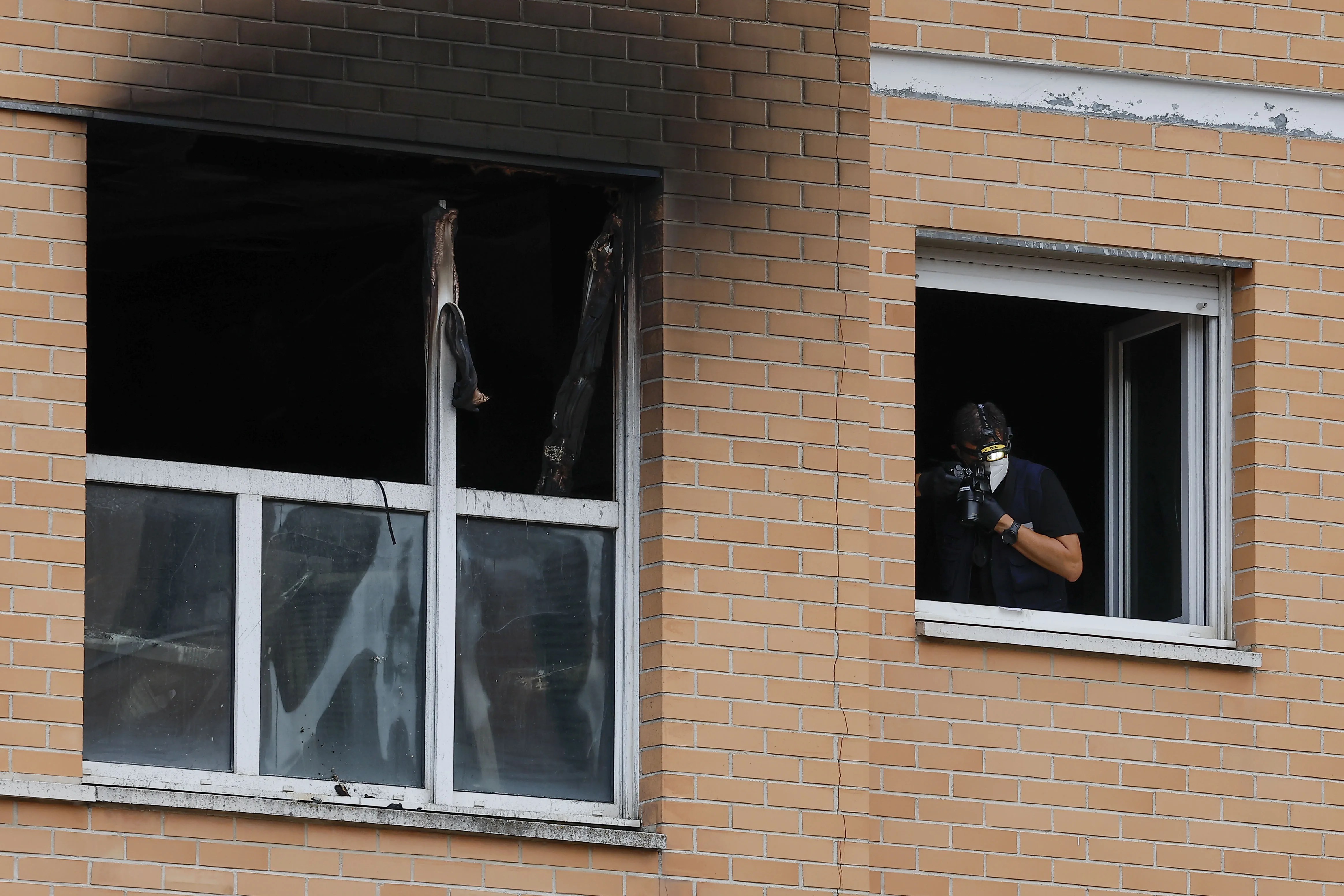 Imágenes del edificio de Burlada que ha sufrido un incendio y desde cuyo tercer piso se ha precipitado un niño de 10 años que está grave