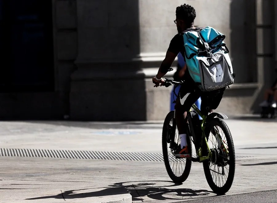 Un rider lleva un pedido.