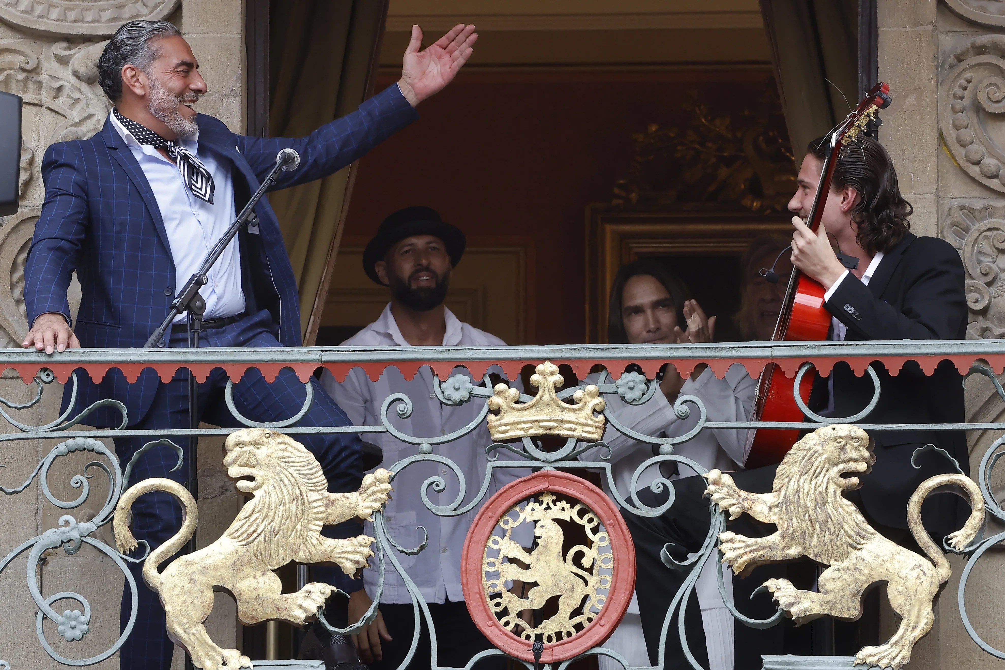 Imagen de una actuación de flamenco en los balcones, en el Flamenco on Fire