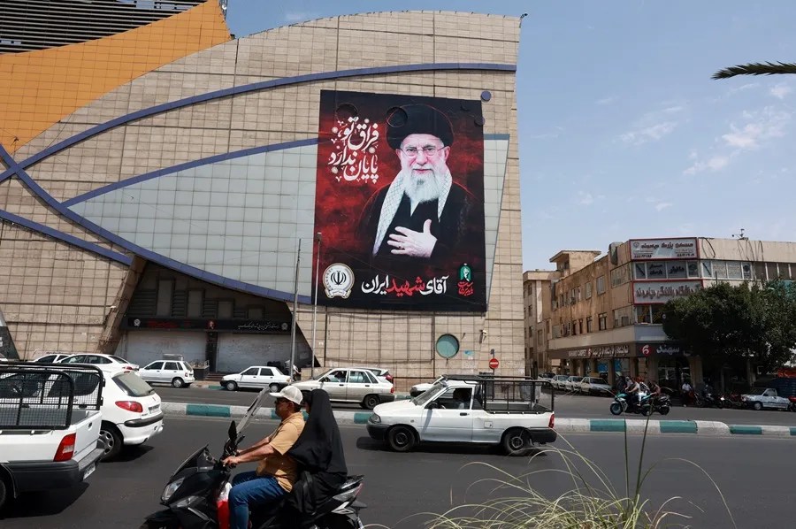 Valla publicitaria con la imagen del fallecido líder supremo iraní, el ayatolá Alí Jamenei, en una calle del centro de Teherán, Irán.
