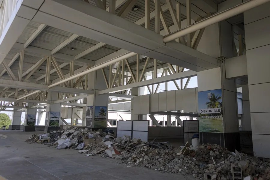 Venezuela instala terminales temporales en principal aeropuerto afectado por terremotos