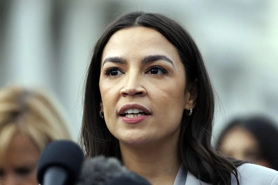 La congresista estadounidense Alexandria Ocasio-Cortez cuenta que ha congelado sus óvulos