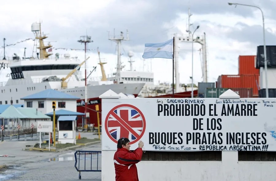 La disputa entre el Gobierno de Milei y una provincia argentina por el amarre de un buque británico