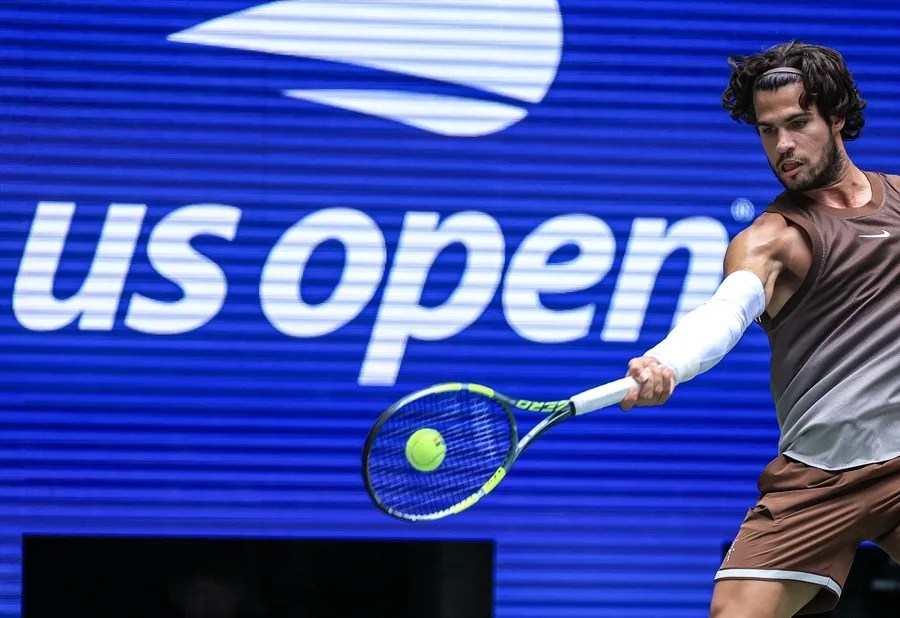 Alcaraz regresa con fuerza y avanza a segunda ronda del Abierto de Estados Unidos
