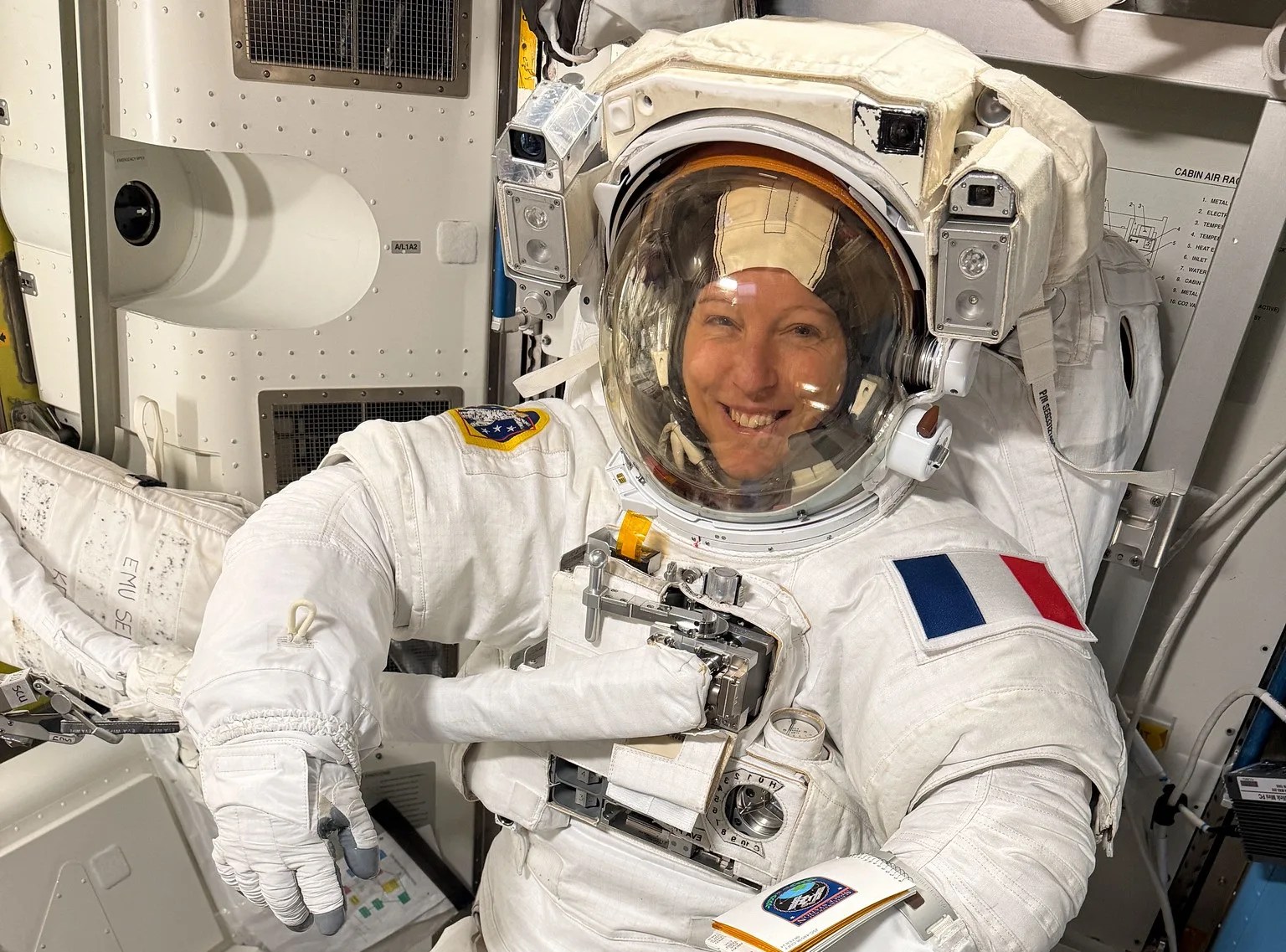 La astronauta Sophie Adenot es la primera mujer francesa en realizar una caminata espacial