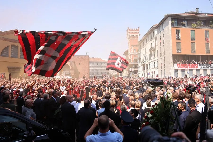Asistentes al funeral por el futbolista italiano Franco Baresi, hoy en Roma.