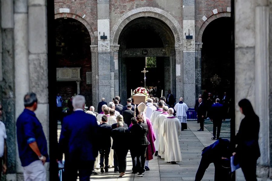 Llegada del féretro del futbolista italinao Franco Baresi, a la ceremonia de funeral hoy en Milán