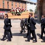 El féretro del futbolista italiano Franco Baresi, durante el funeral hoy en Milán.
