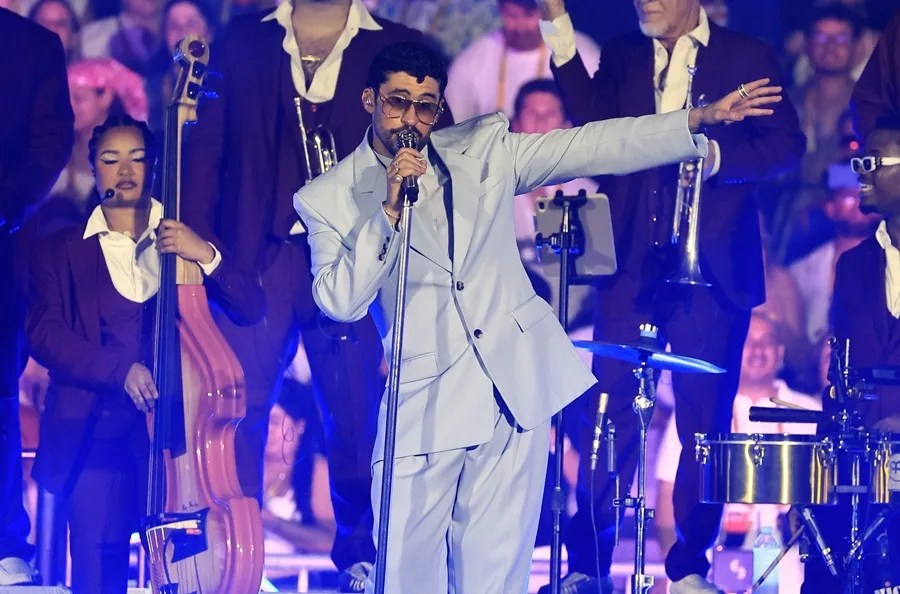 Bad Bunny regresa "a casa" para cerrar su gira y "traer esperanza y fuerza" a Puerto Rico