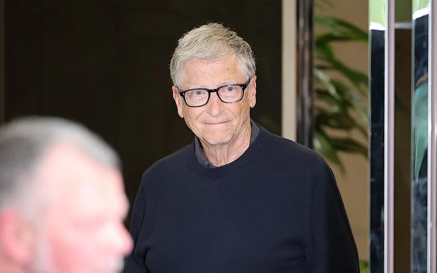 Bill Gates propone reservar empleos para humanos ante el avance de la IA