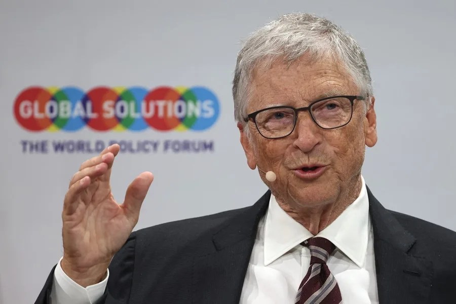 Bill Gates propone reservar empleos para humanos ante el avance de la IA