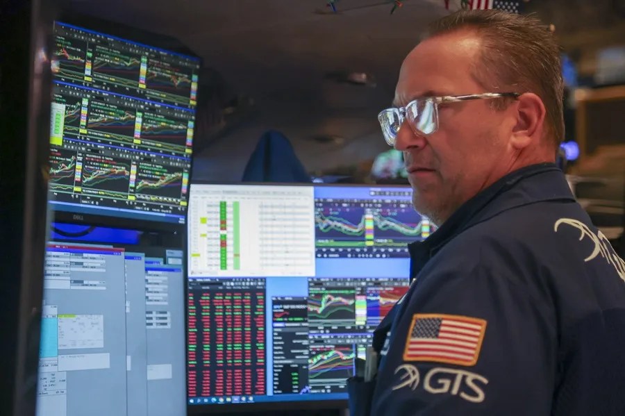 Wall Street cierra en rojo por el temor a la subida de los tipos de interés, pero anota ganancia semanal